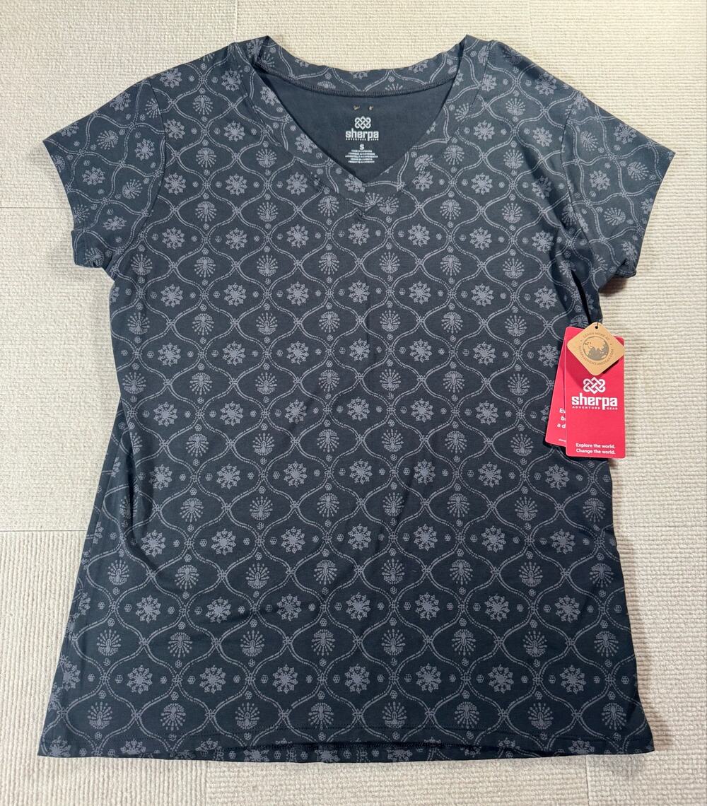 NWT Sherpa Adventure Gear Women's Small Neha V-Neck T-Shirt "Black Sublime"